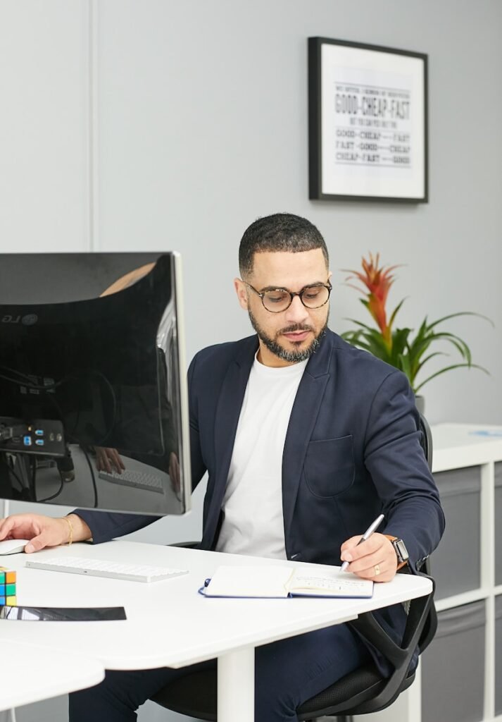 Equipo Mostoles Asesores a man sitting at a desk